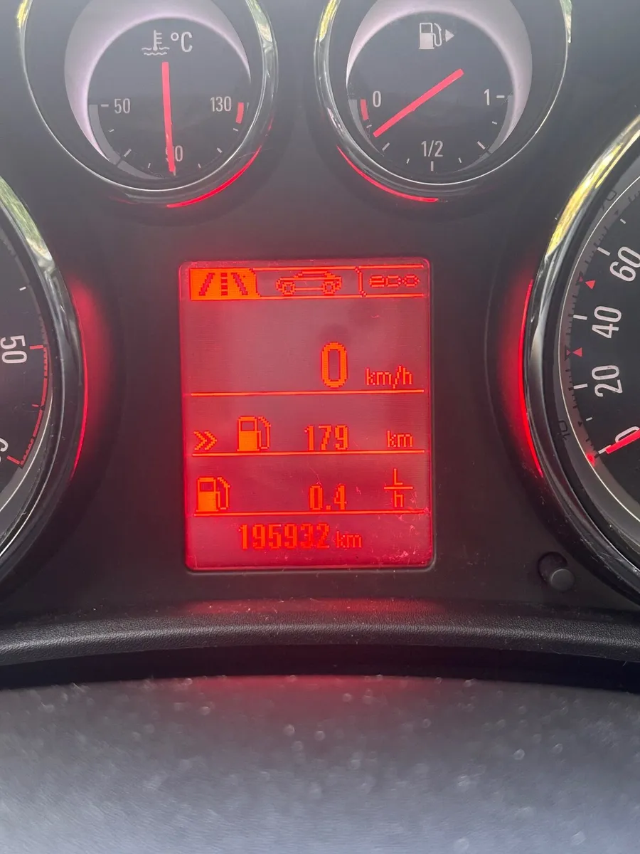Opel Astra 2014 - Image 2