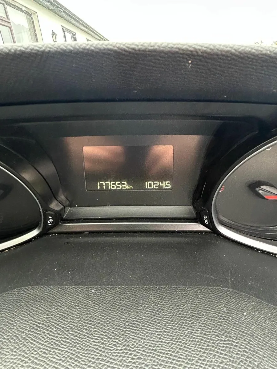 Peugeot 308 2015 - Image 2