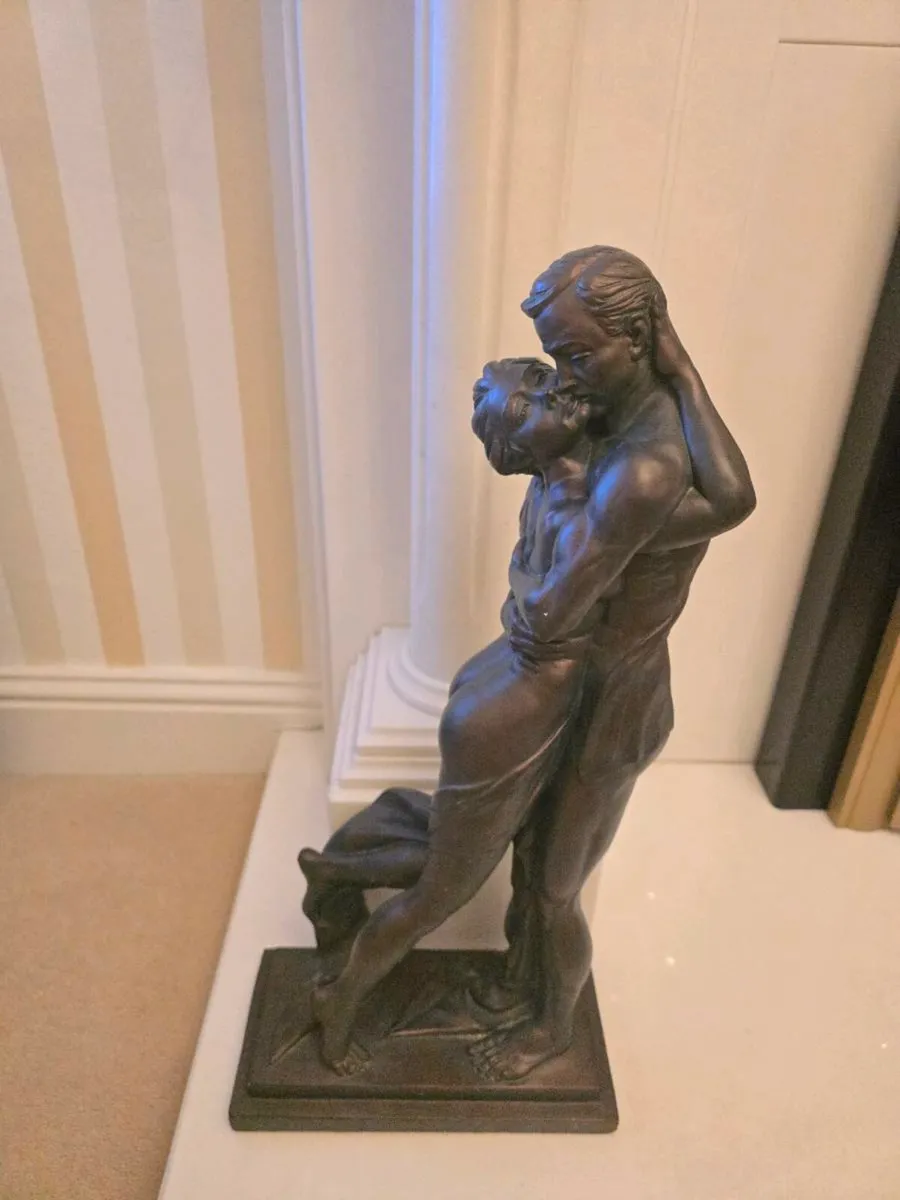 Statue of couple embracing - Image 1