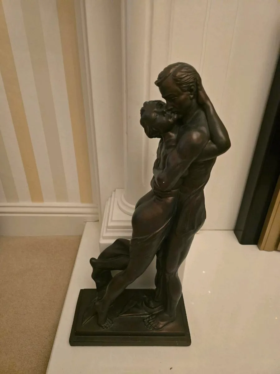 Statue of couple embracing - Image 2