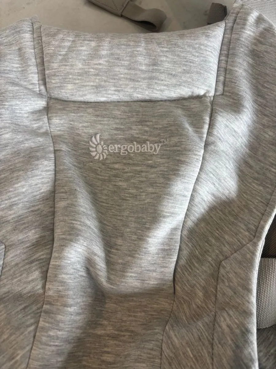 Ergobaby Embrace baby carrier. Soft grey. - Image 3