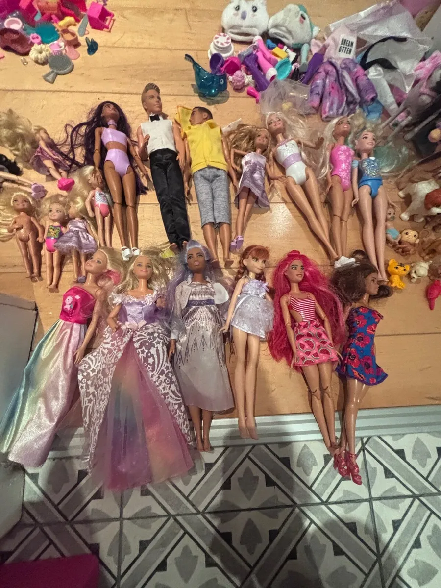 Barbie dolls m, accessories & vehicles - Image 1