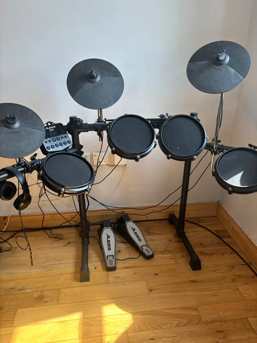 Drum set & stool - Image 1