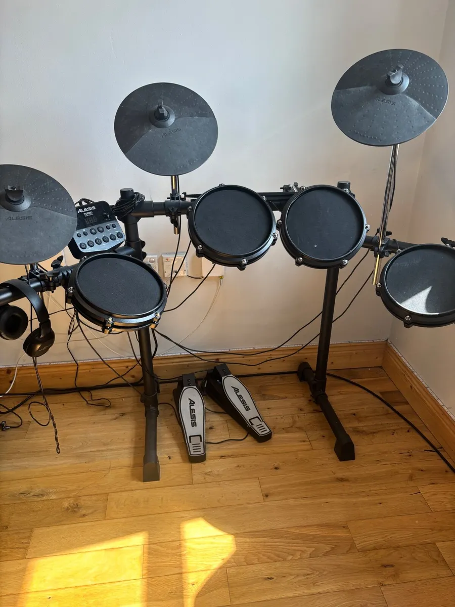 Drum set & stool - Image 2