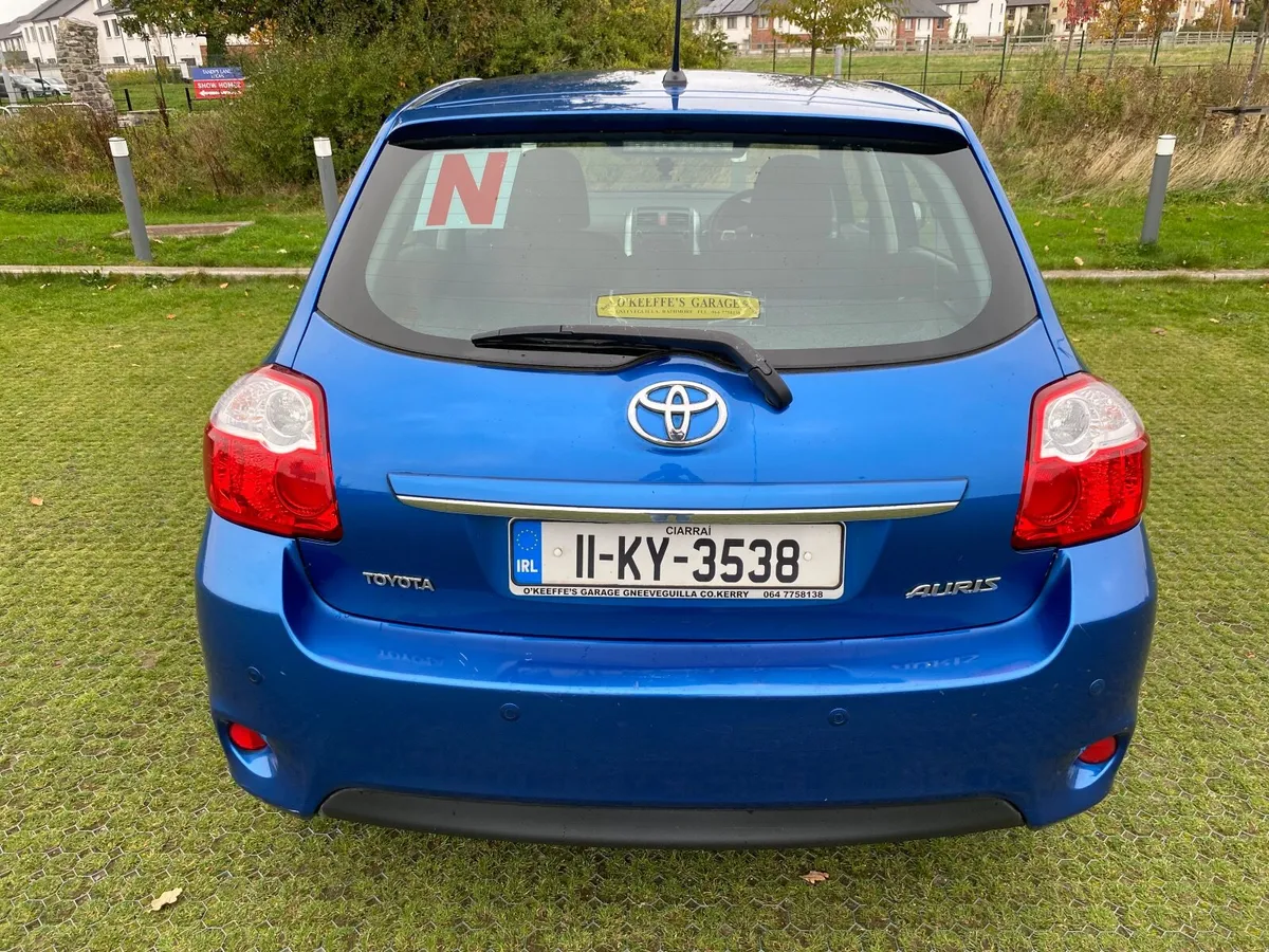 Toyota Auris 2011 - Image 2