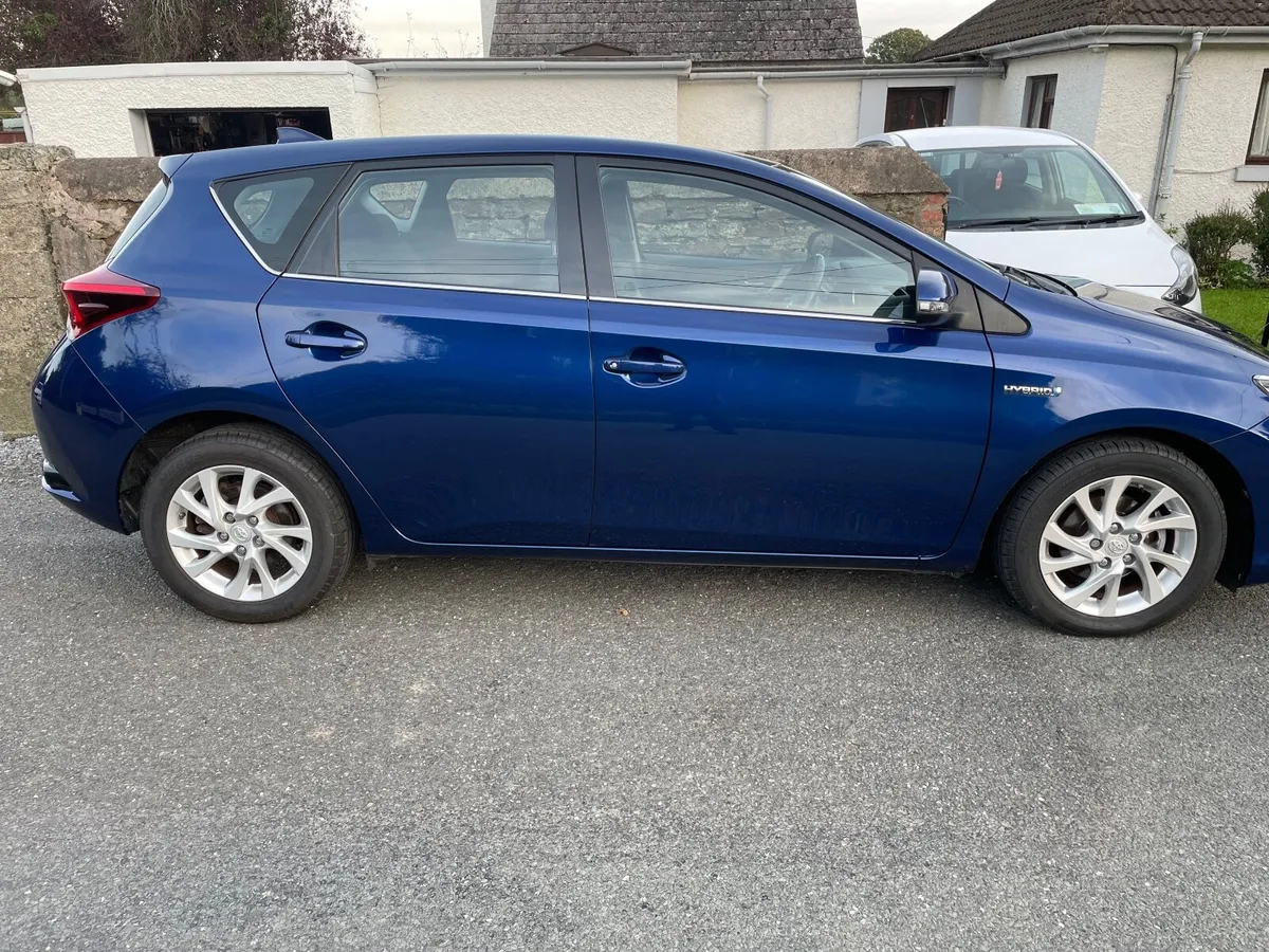 Toyota Auris Hybrid Automatic 2017 - Image 3
