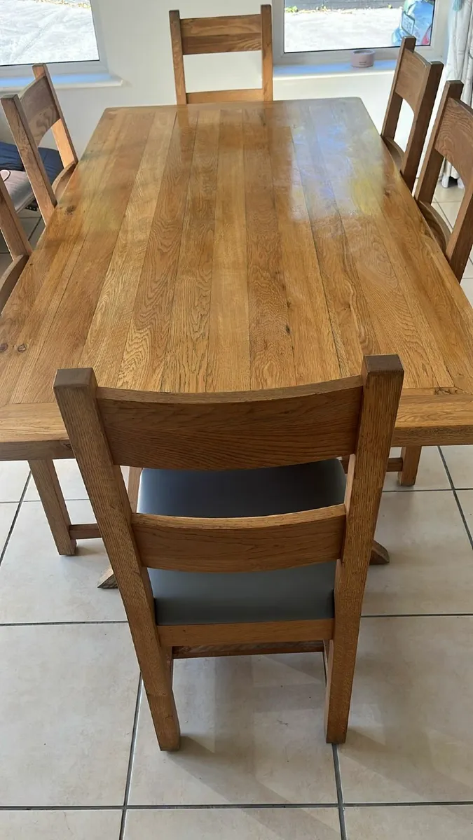 Oak dining table and chairs - Image 1