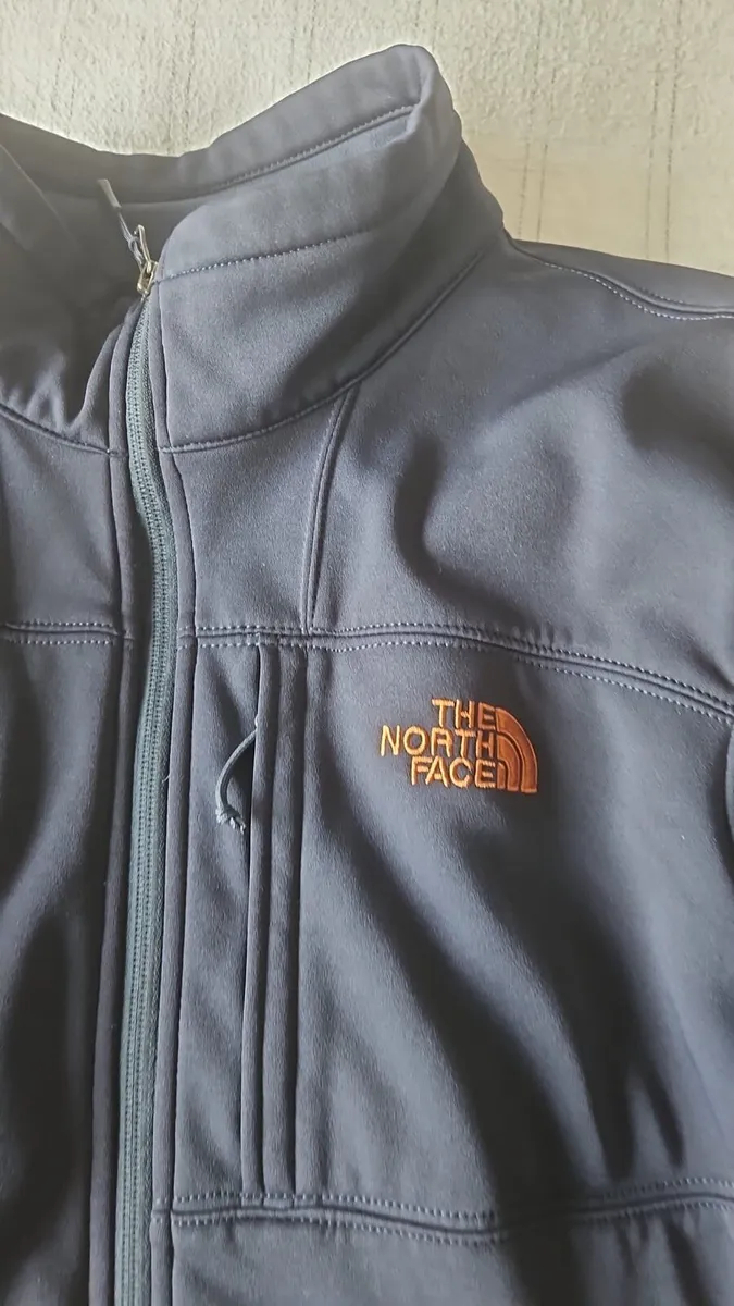 Men’s dark grey Large North face Jacket - Image 2