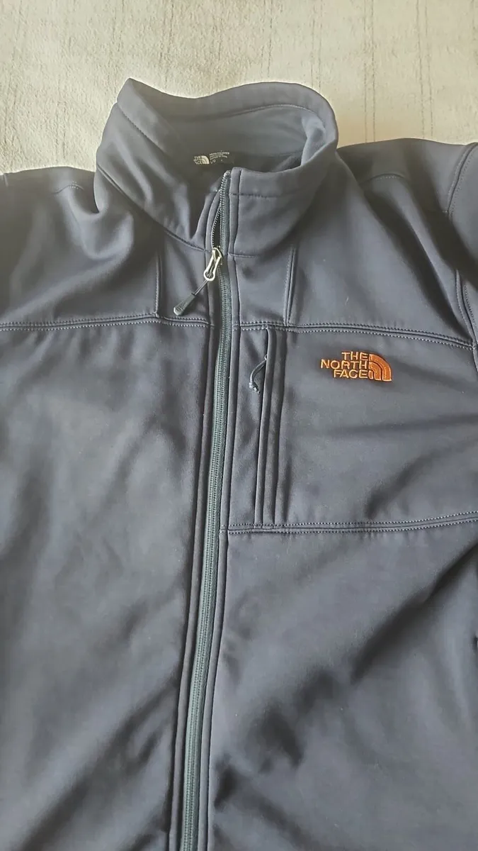 Men’s dark grey Large North face Jacket - Image 3