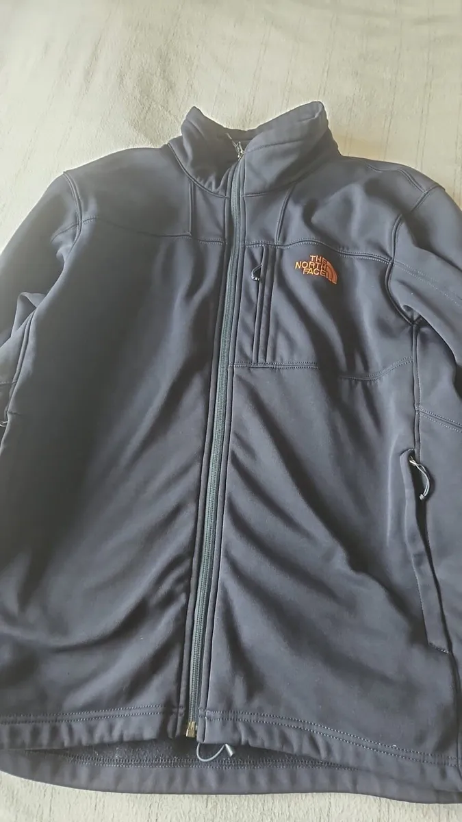 Men’s dark grey Large North face Jacket - Image 4
