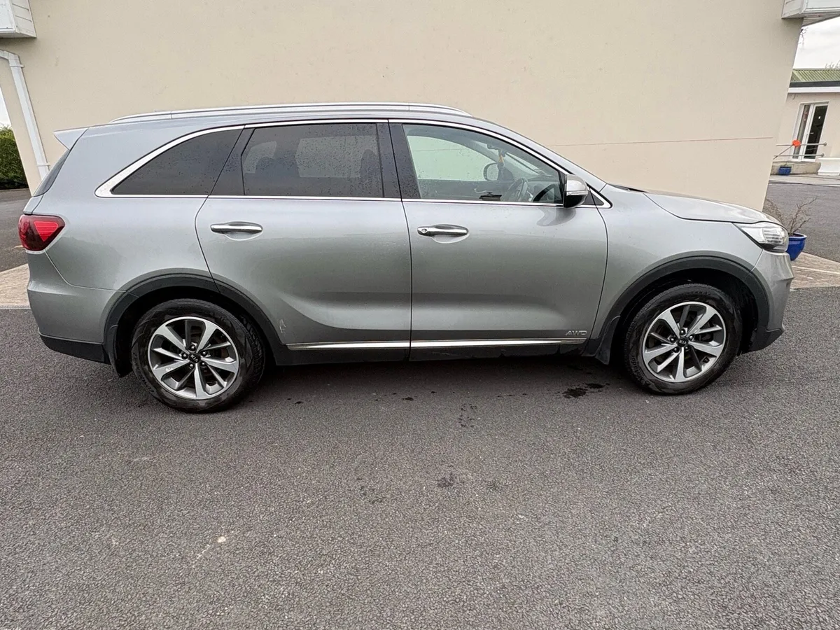 Kia Sereno (Full Black leather 7 seats) - Image 2