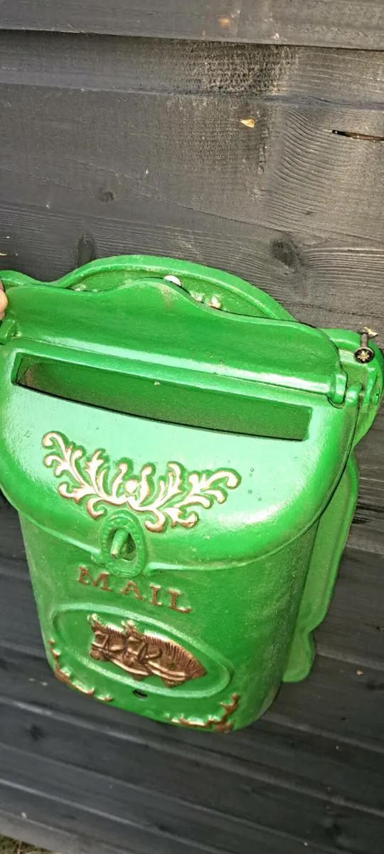Cast iron  post box - Image 4