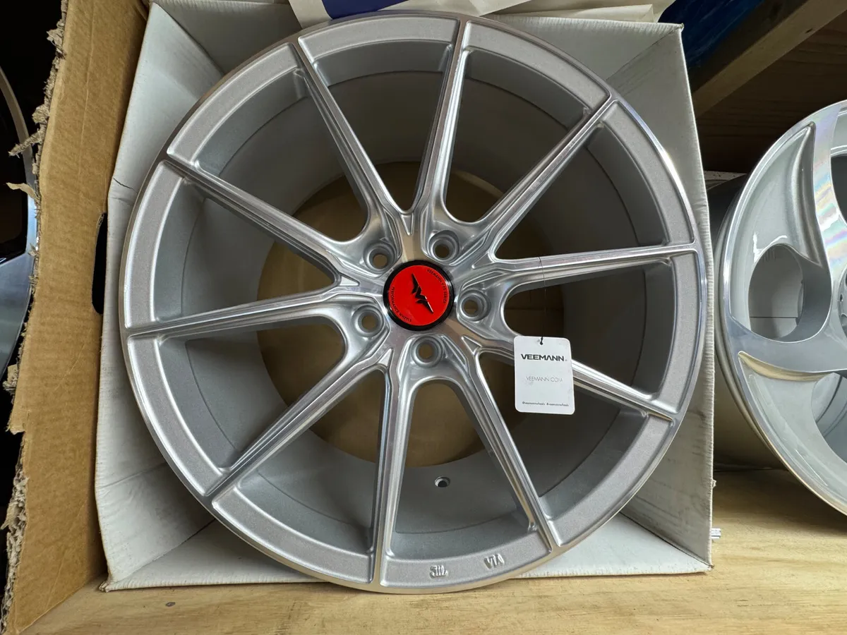Upgrade to coloured Veemann centre caps - Image 3