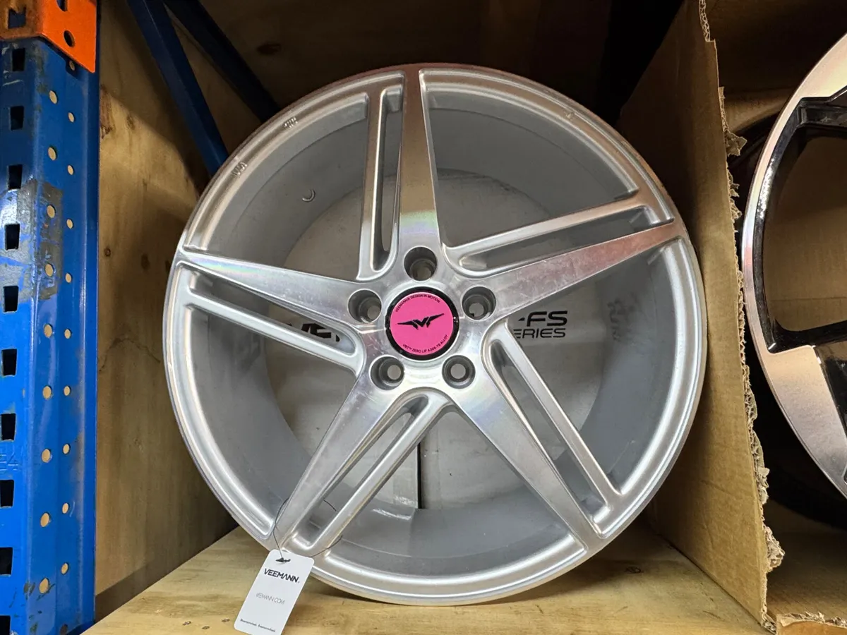 Upgrade to coloured Veemann centre caps - Image 2