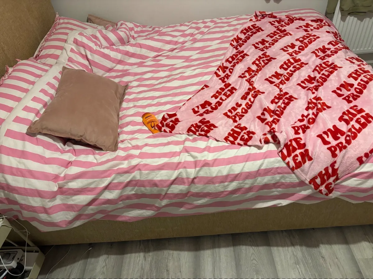 Bed - Image 1