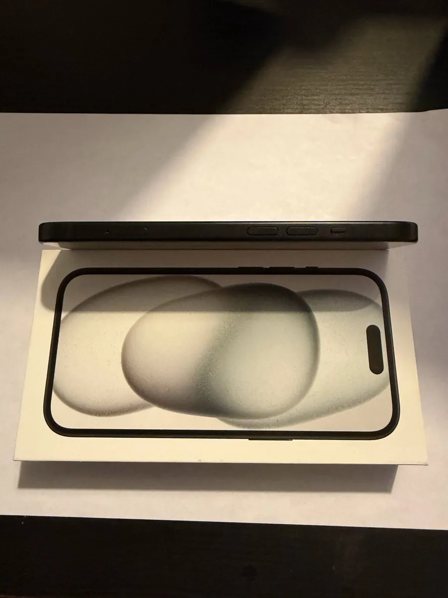 iPhone 15 - Image 4