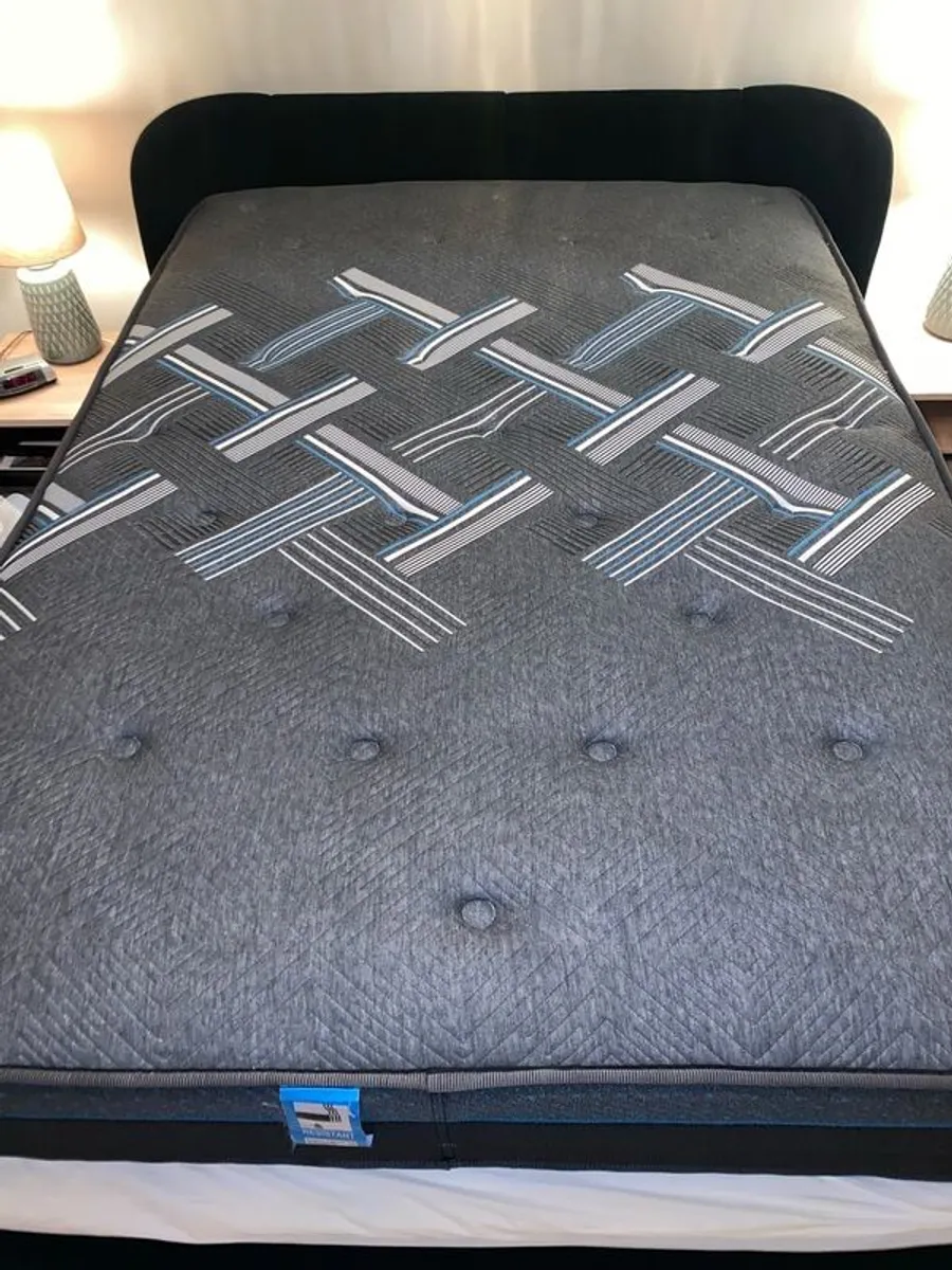 Free Double Mattress 4'6 Like New - Image 2