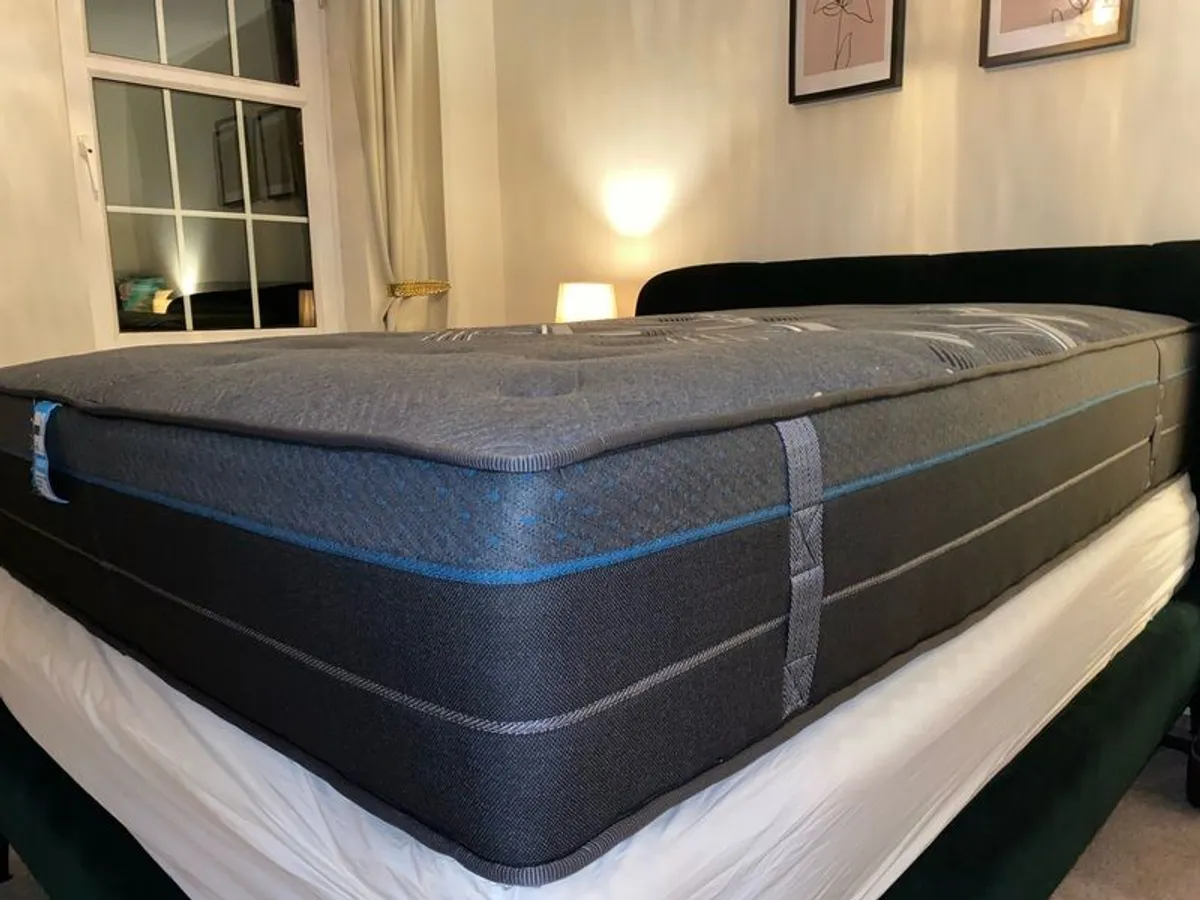 Free Double Mattress 4'6 Like New - Image 3