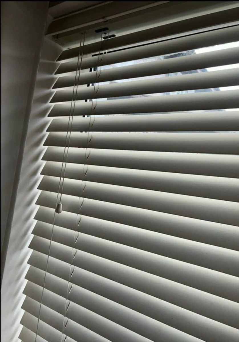 Cream wooden venetian blind - Image 2