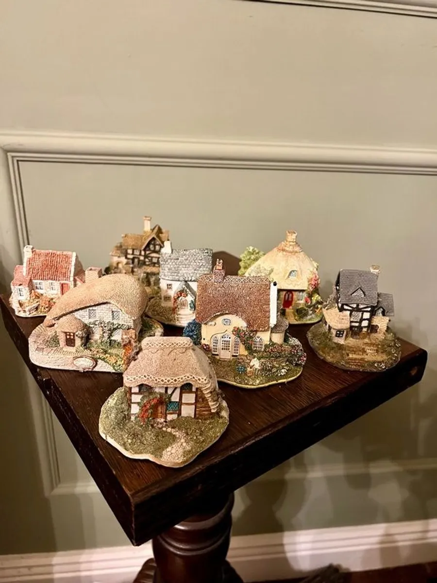 Miniature cottages X 8 - Image 1