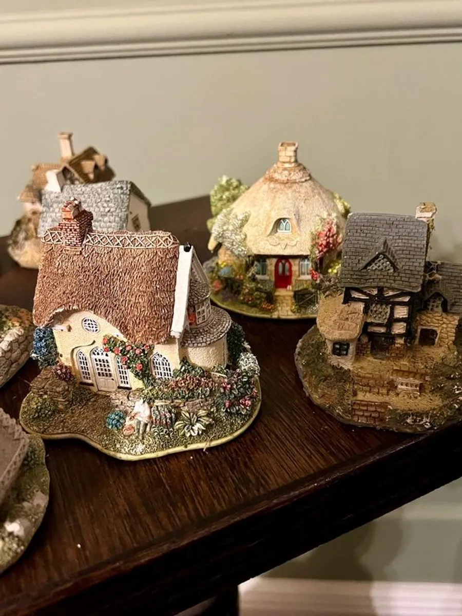Miniature cottages X 8 - Image 4