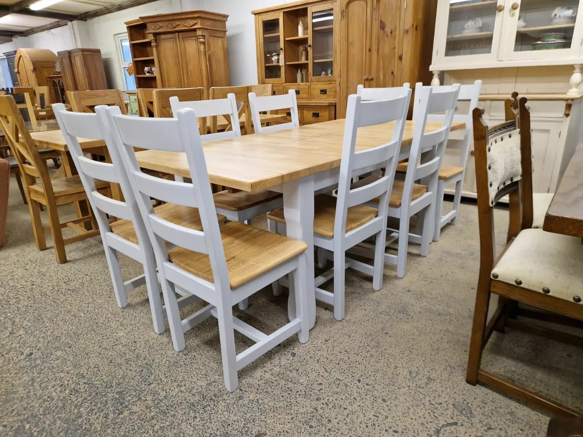 Extendable oak table, 8 chairs - Image 1