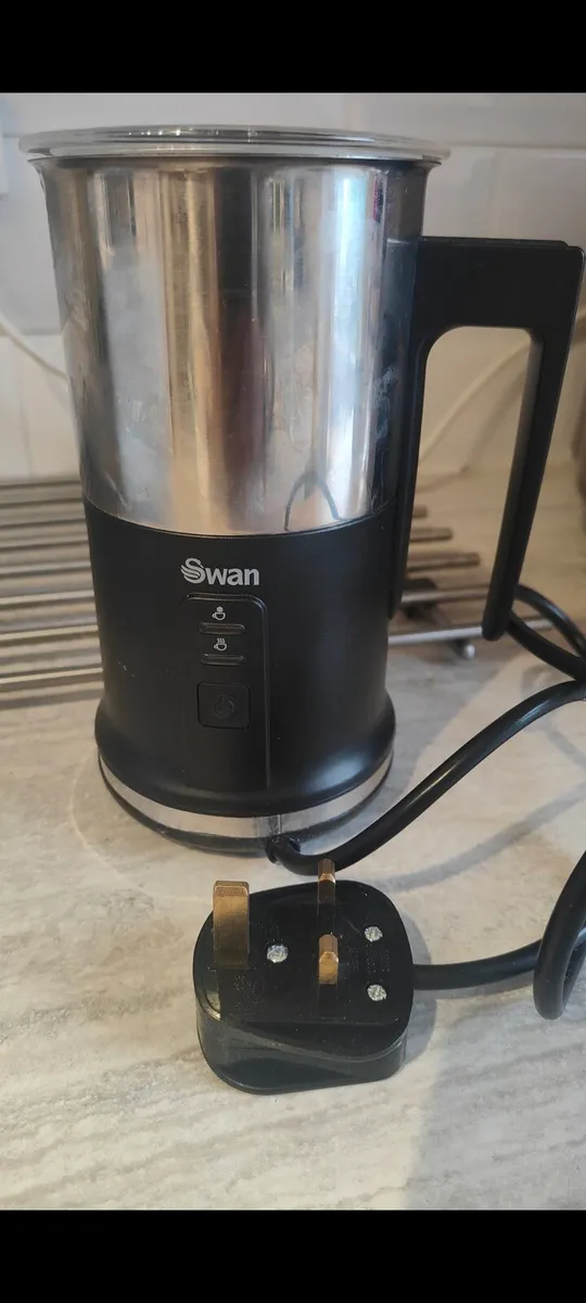 Nespresso coffee machine+frother+holder(new) - Image 4
