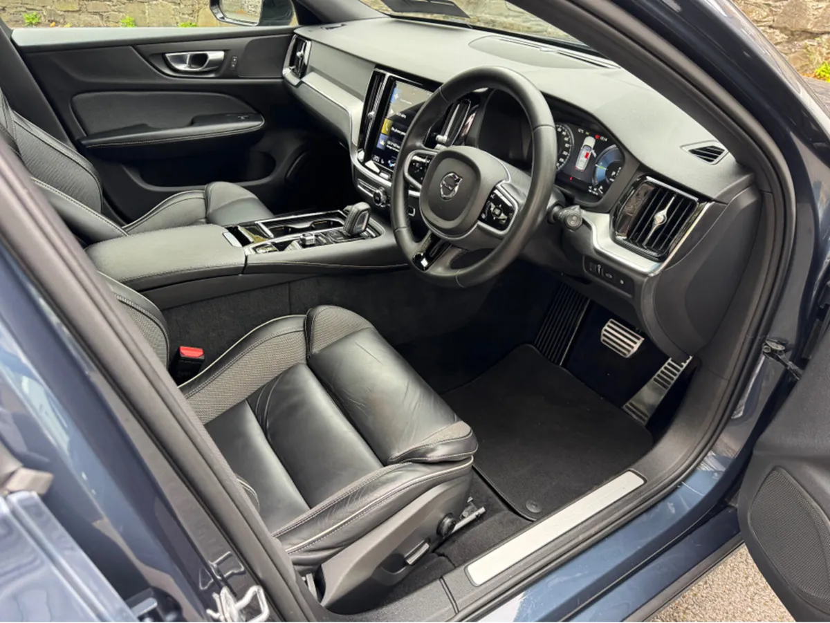 Volvo V60 R-DESIGN T6 RECHARGE 4WD//FULL SERVICE H - Image 4