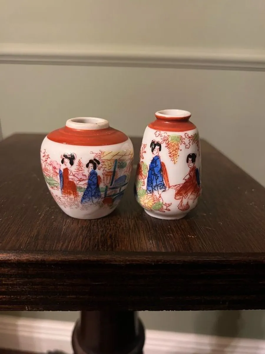 Vintage Geisha bud vase's X 2 - Image 1