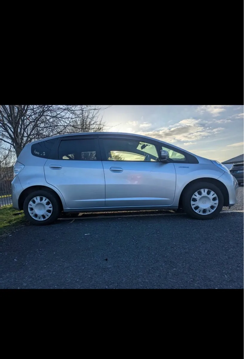 Honda fit 2013 hybrid. - Image 3