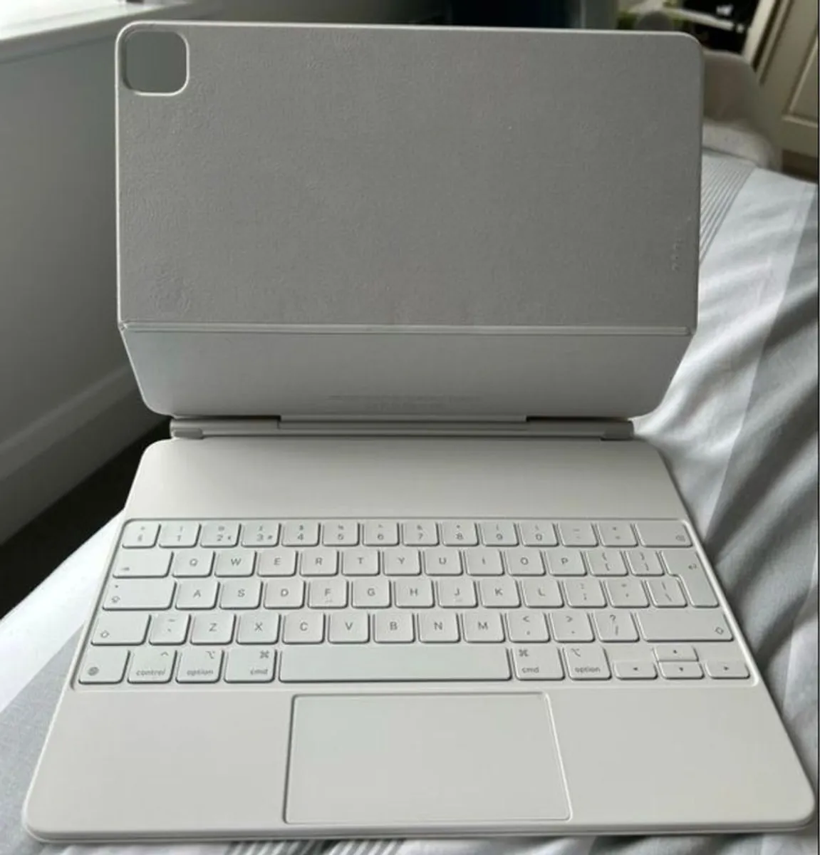 Apple Magic Keyboard for 12.9 inch iPad Pro; compatible with the 3rd to 6th gen models; Excellent Condition