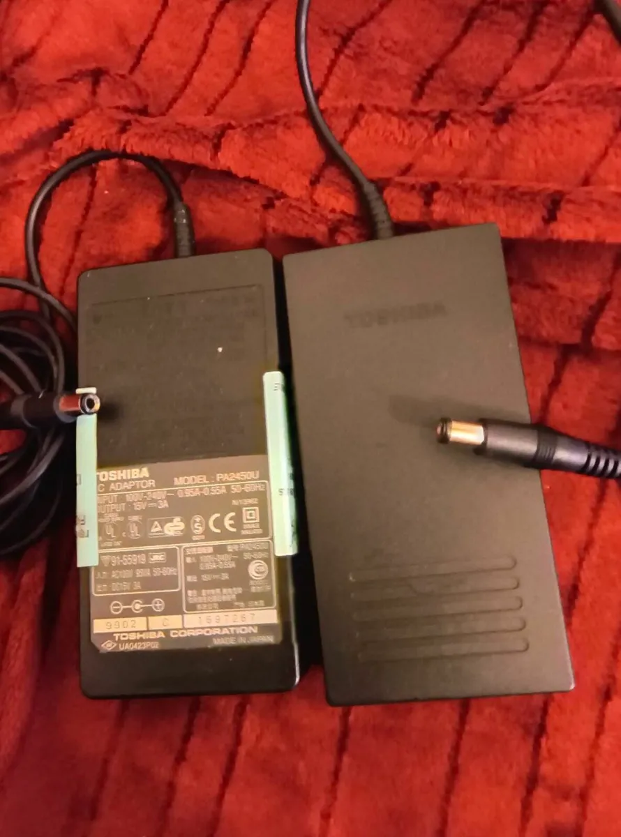 Toshiba AC Adapter 15v 3A Charger Power Supply - Image 2