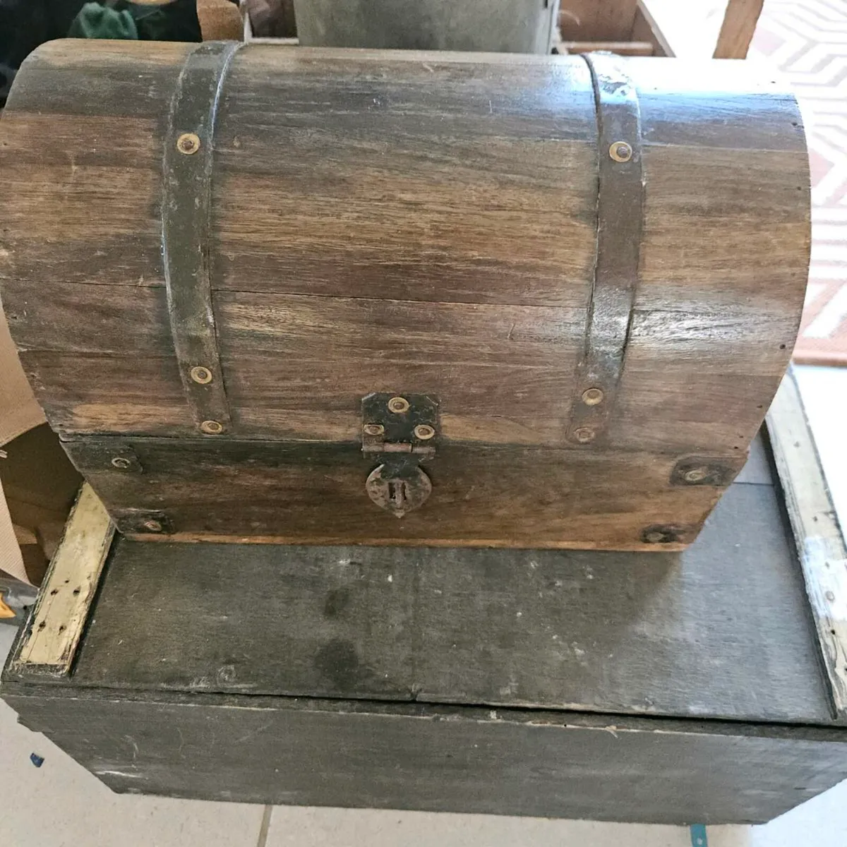 Antique roundtop chest - Image 1