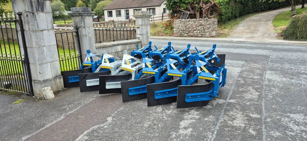 Yard scrapers - Image 1