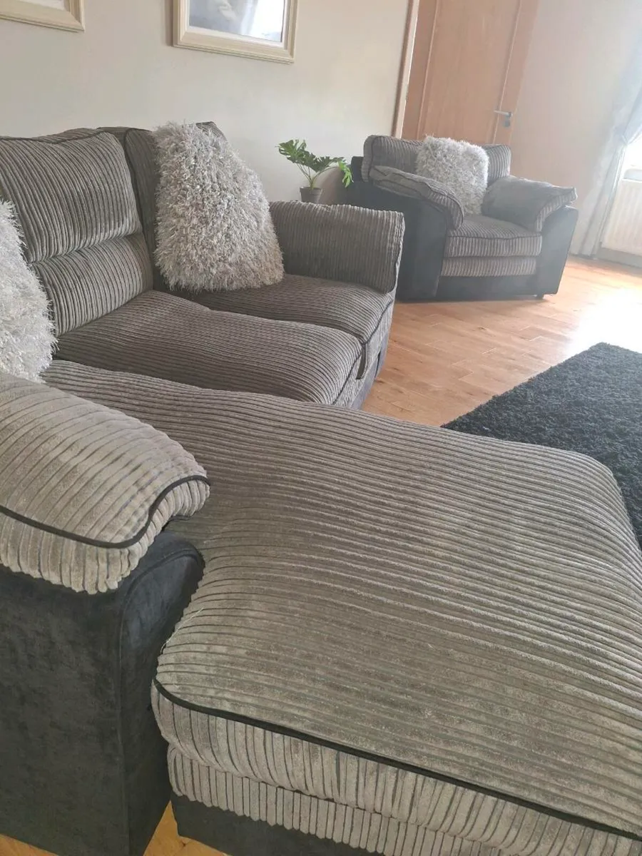 3 seat plus 1 seat - Image 1