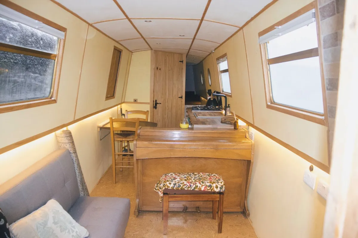 Newly Renovated Houseboat For Sale - Image 1