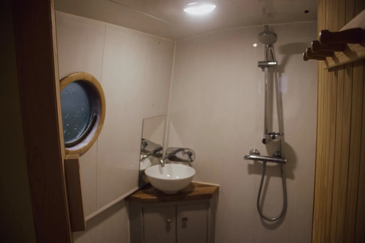 Newly Renovated Houseboat For Sale - Image 2
