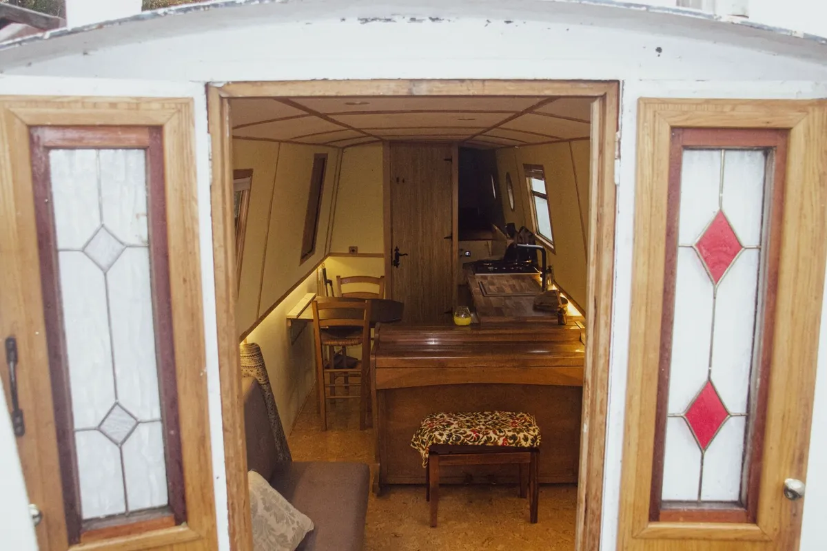 Newly Renovated Houseboat For Sale - Image 3