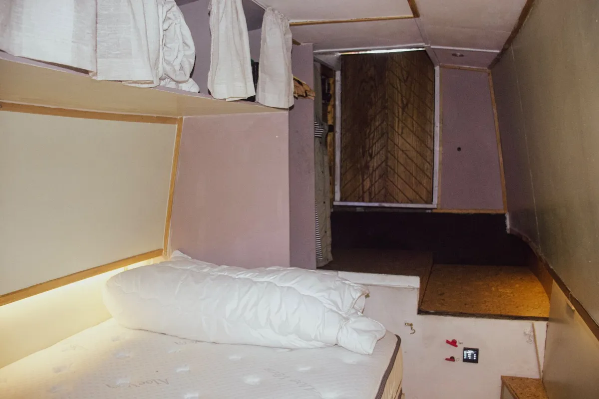 Newly Renovated Houseboat For Sale - Image 4