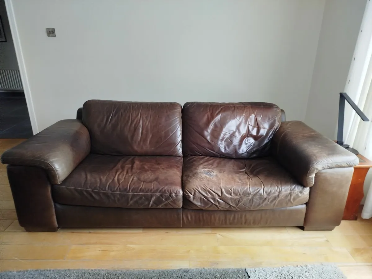 2 x brown leather settee - Image 1