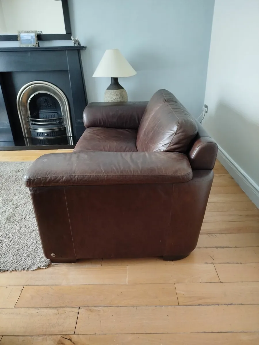 2 x brown leather settee - Image 3
