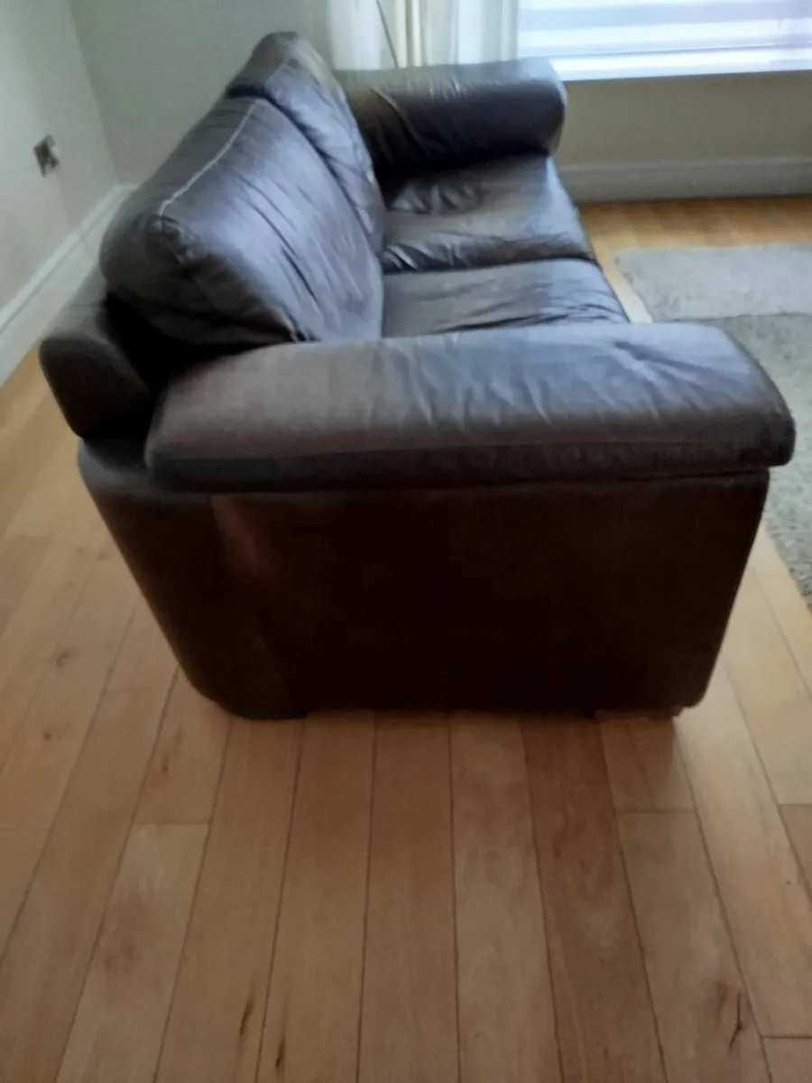 2 x brown leather settee - Image 4