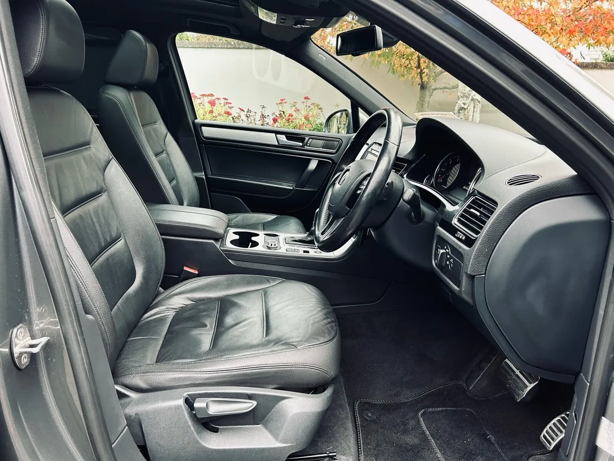 VW TOUAREG R-LINE COMMERCIAL 2 SEATER - Image 3