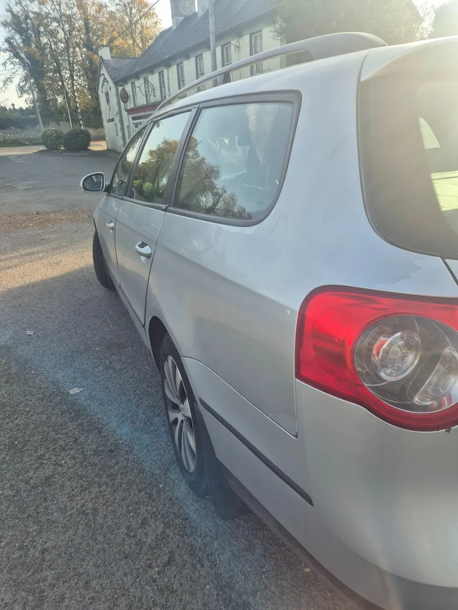 Volkswagen Passat 2010 - Image 2