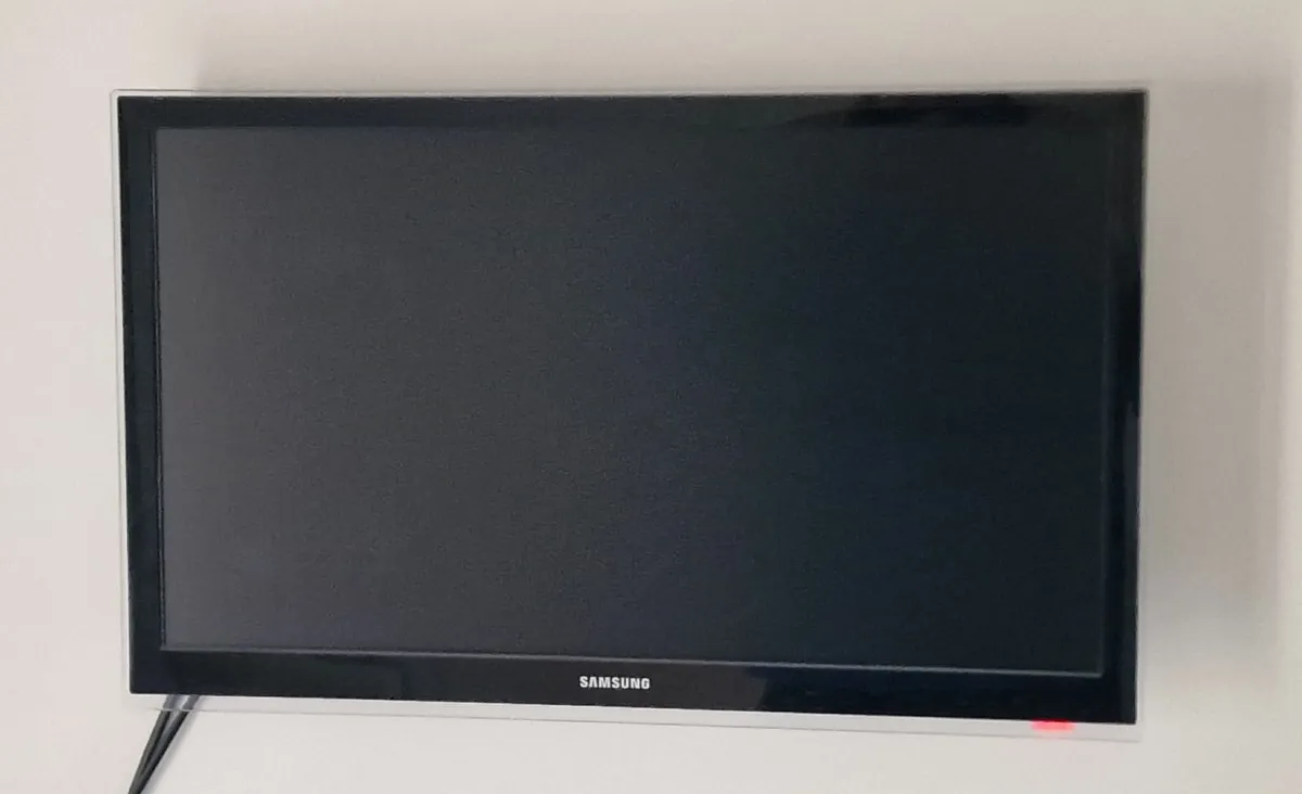 Samsung 22" HD LED Smart TV - Model: UE22H5600 - Image 1