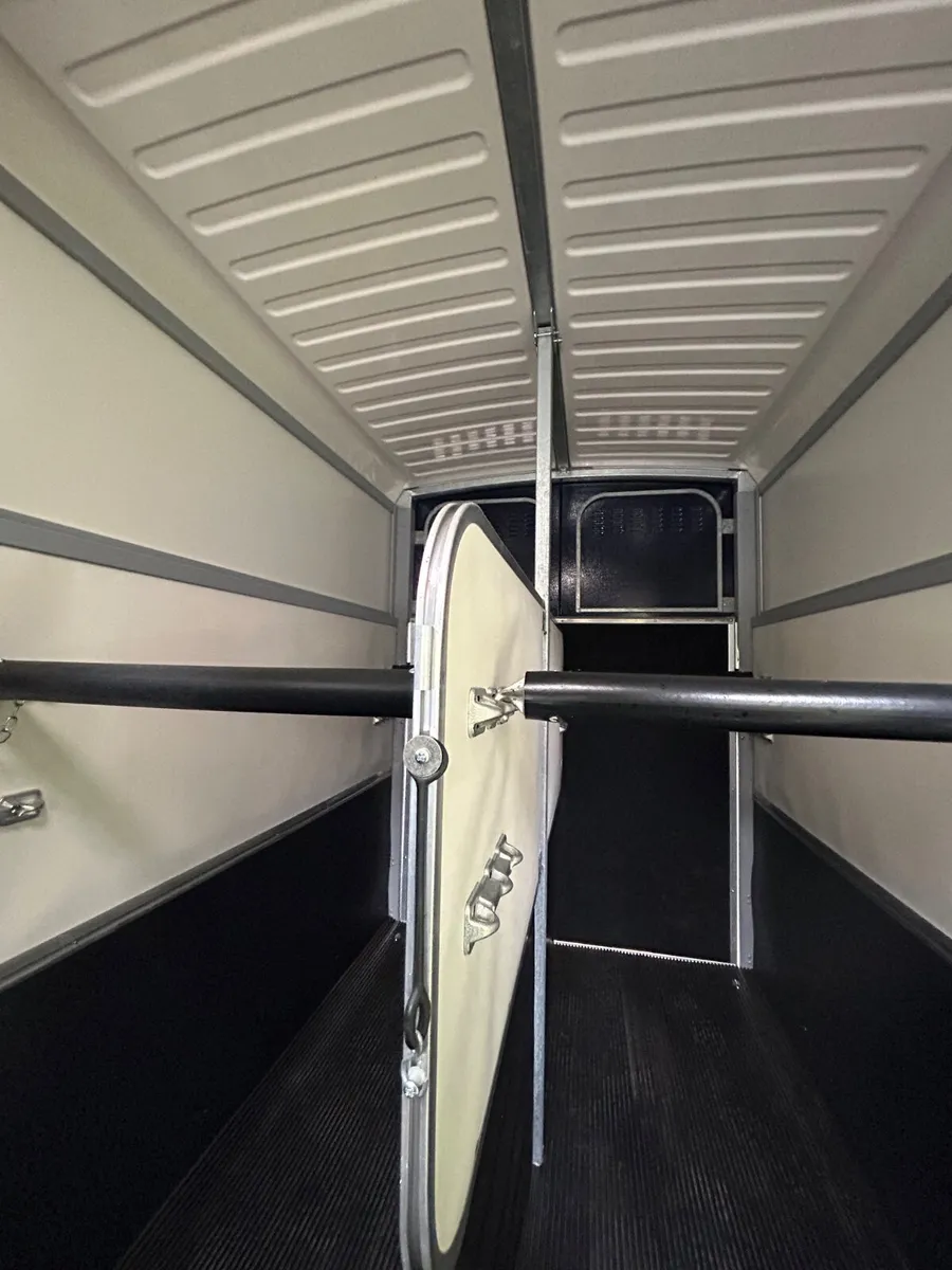 New Ifor Williams HB506 Deluxe Horsebox - Image 4