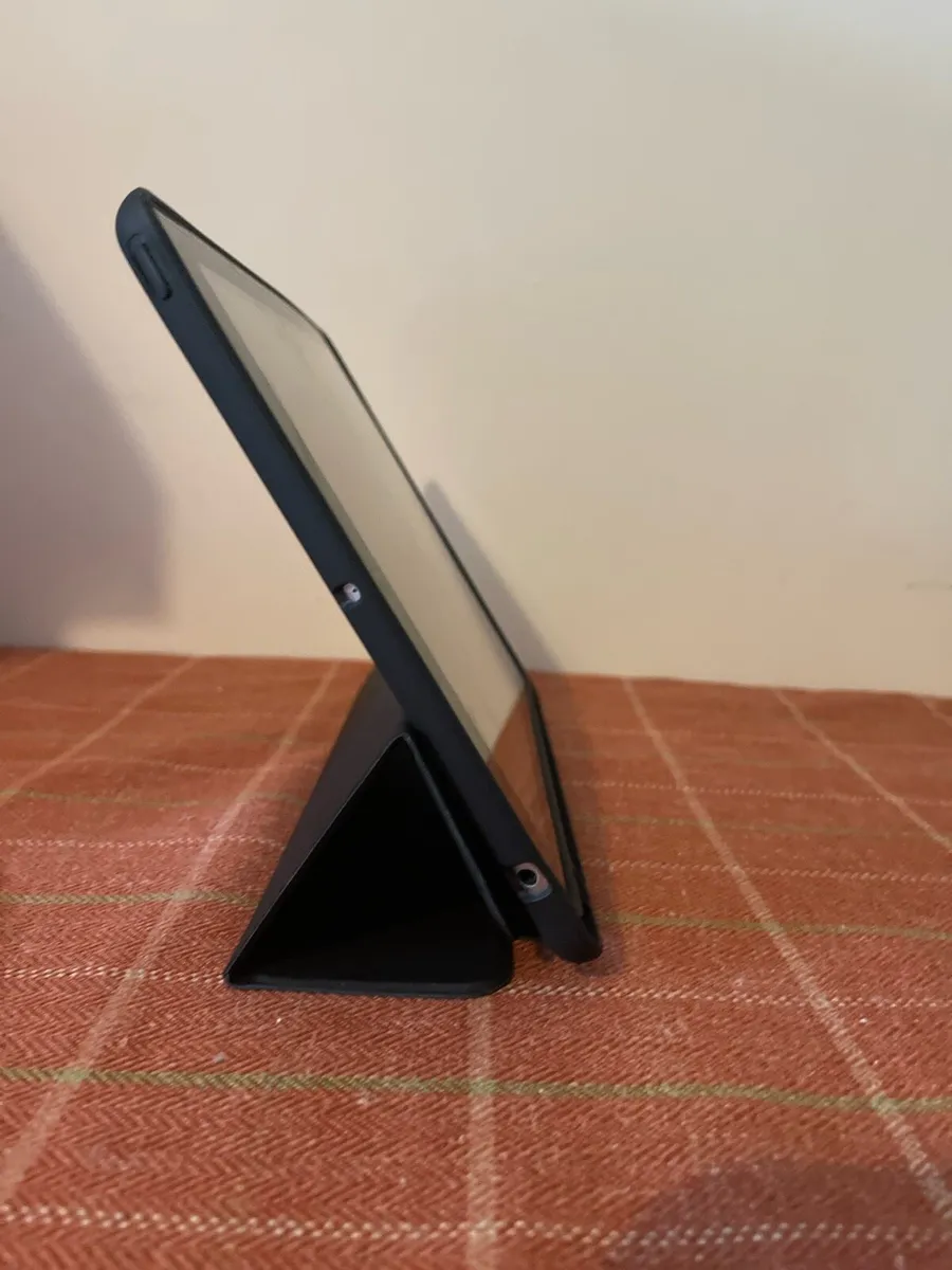 iPad 6th generation With Case And Apple Pencil - Image 2