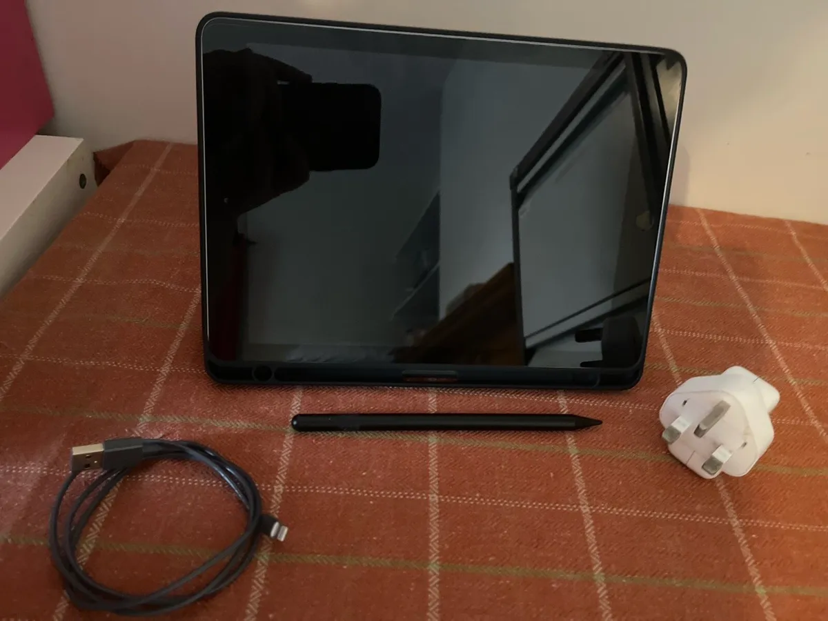 iPad 6th generation With Case And Apple Pencil - Image 3