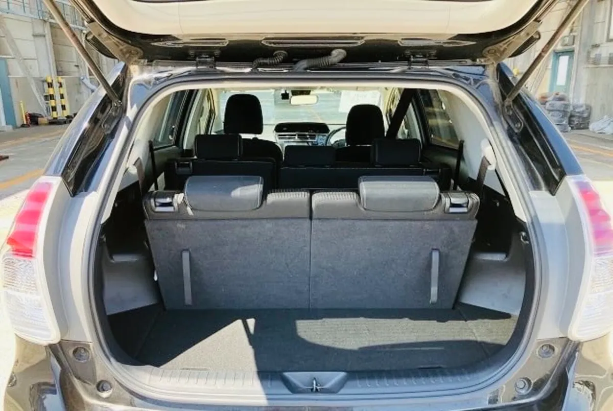 Prius Alpha -201D-7 Seats - Image 4