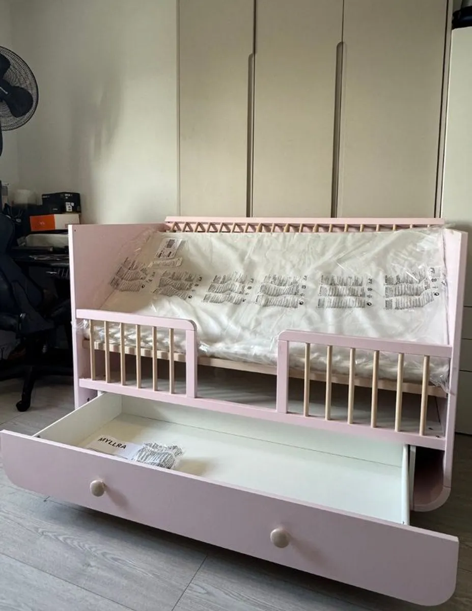Myllra baby Cot with matching mattress - Image 2